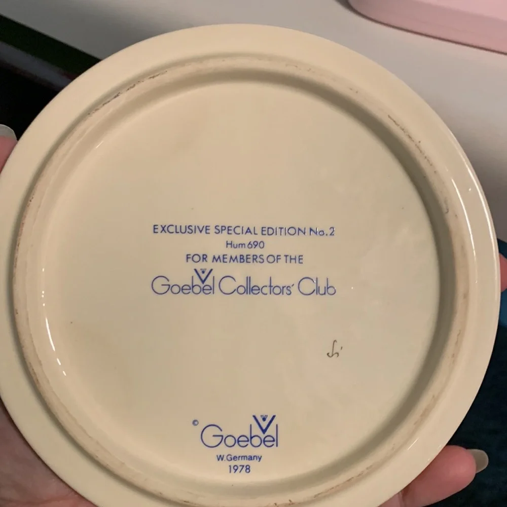 MJ Hummel collector’s club plaque - Picture 2 of 2